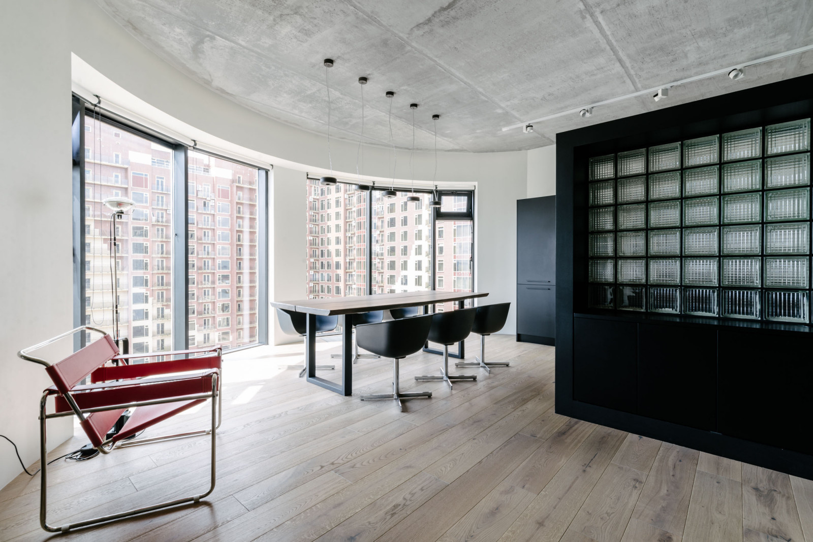 Обложка статьи: Houzz тур: Интерьер с картиной из гипсокартона