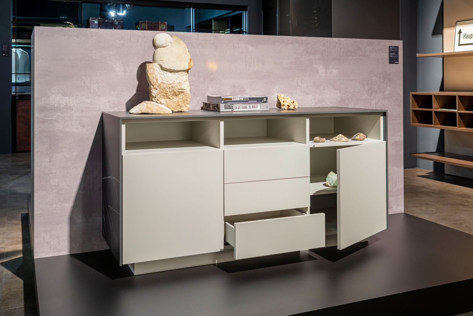 Белый комод raumplus с верхом под черный мрамор с выставки IMM Cologne 2020