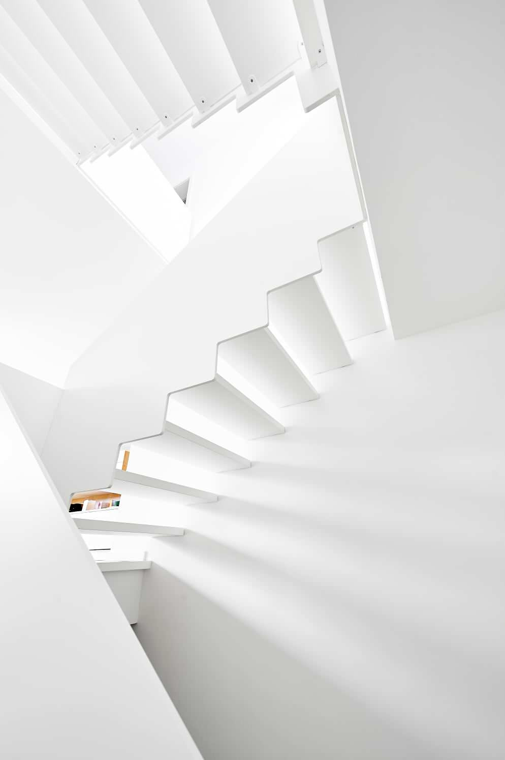 Лестиница с наружной тетивой из HPL-панелей в белом цвете