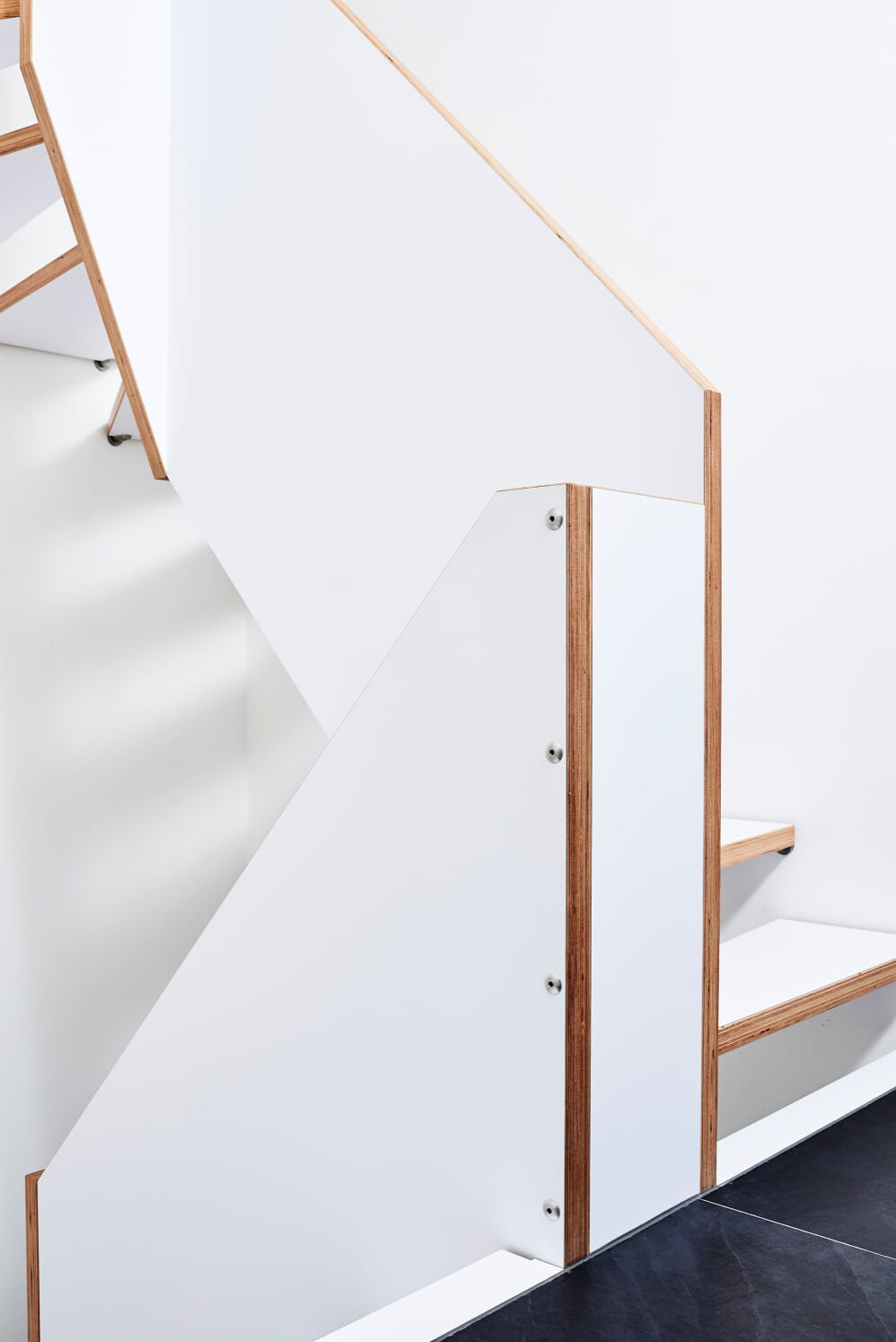 Больцевая лестница из панели BauBuche с белой матовой поверхностью