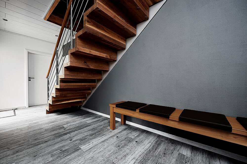 Консольная лестница из ореха с балюстрадой из нержавеющей стали