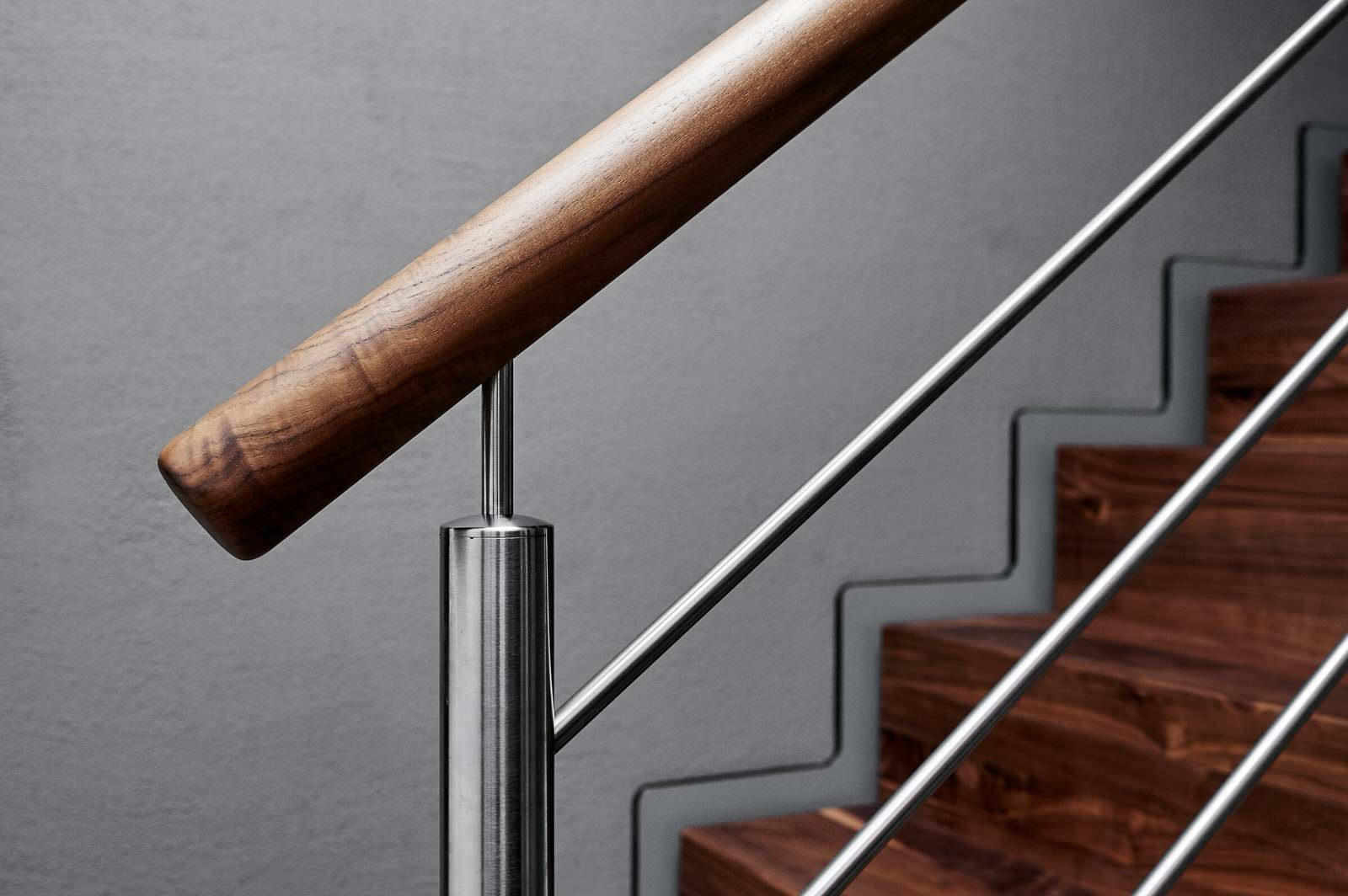 Консольная лестница из ореха с балюстрадой из нержавеющей стали