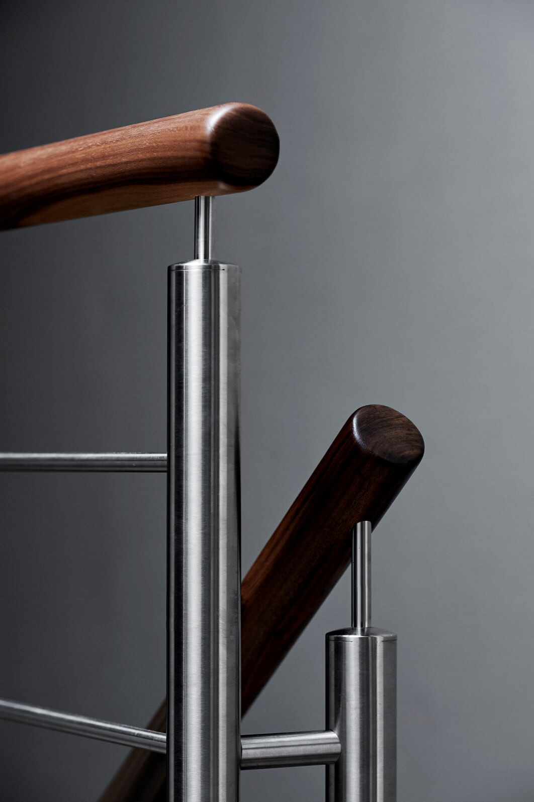 Консольная лестница из ореха с балюстрадой из нержавеющей стали