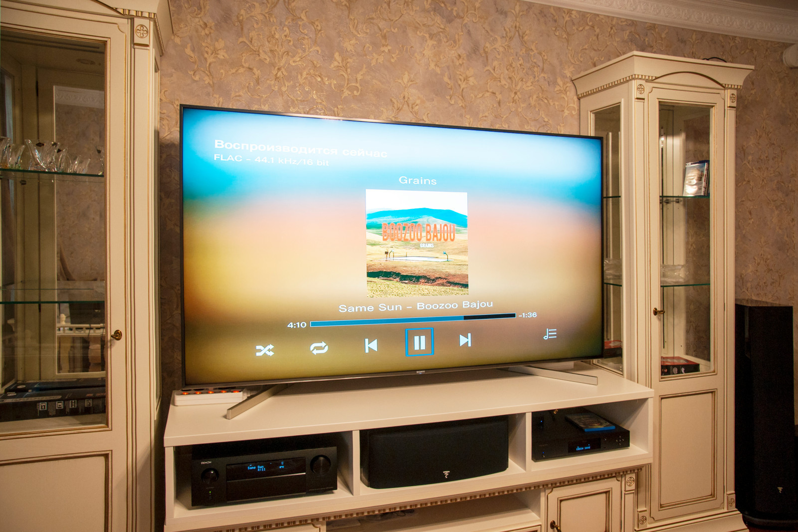 ТВ Sony 65", акустика фронтального канала, ресивер и blu-ray проигрыватель