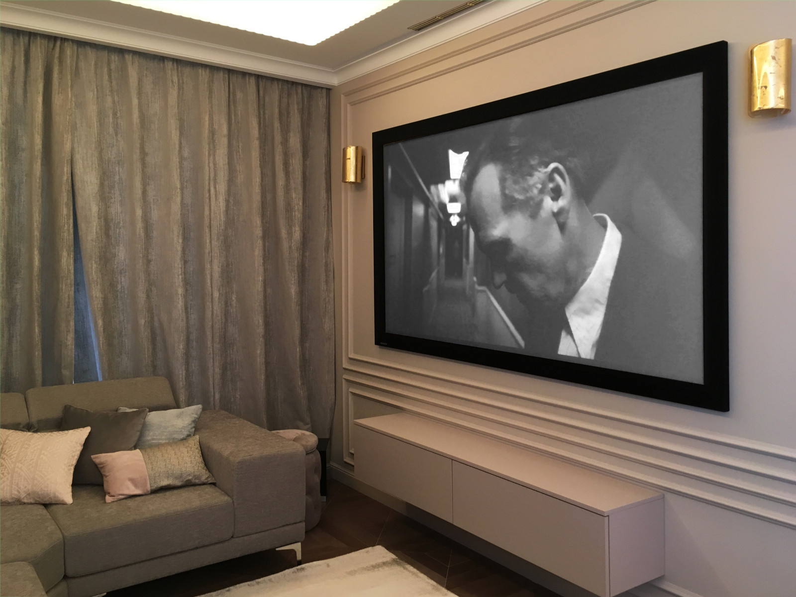 Звукопроницаемый экран, акустика встроена в стену за ним