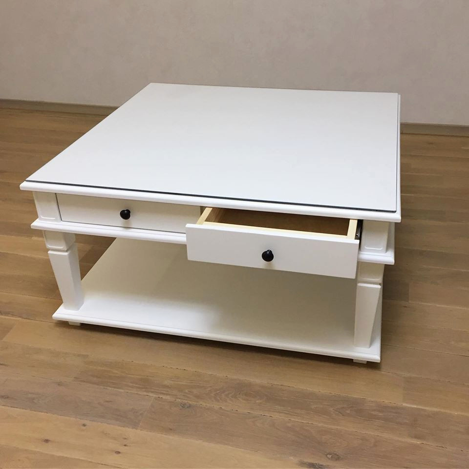 Белый журнальный столик из массива бука