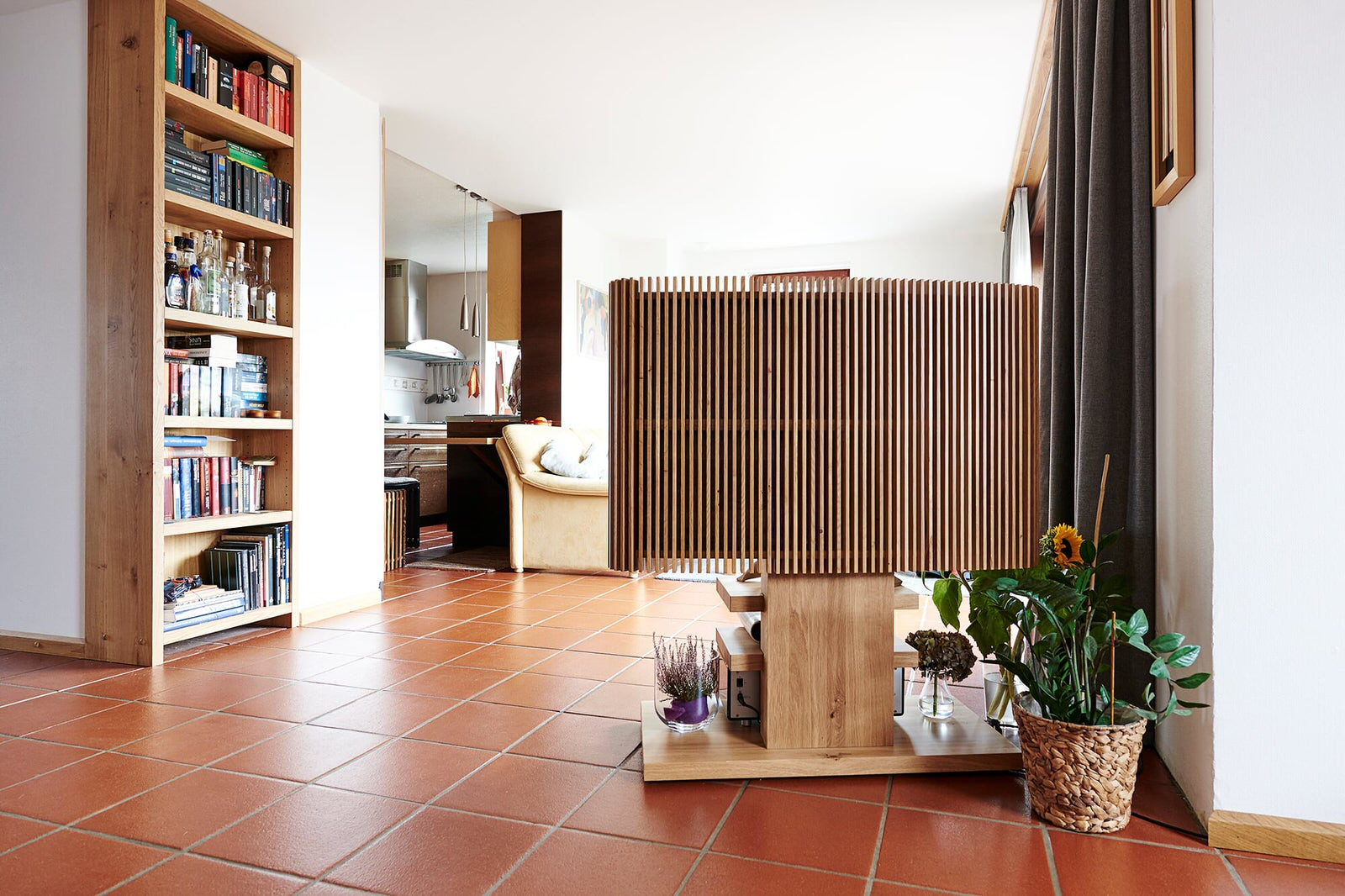 Лестница с Z-образным подступенком и книжным шкафом