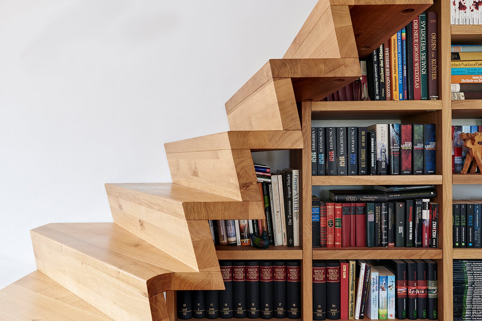 Лестница с Z-образным подступенком и книжным шкафом