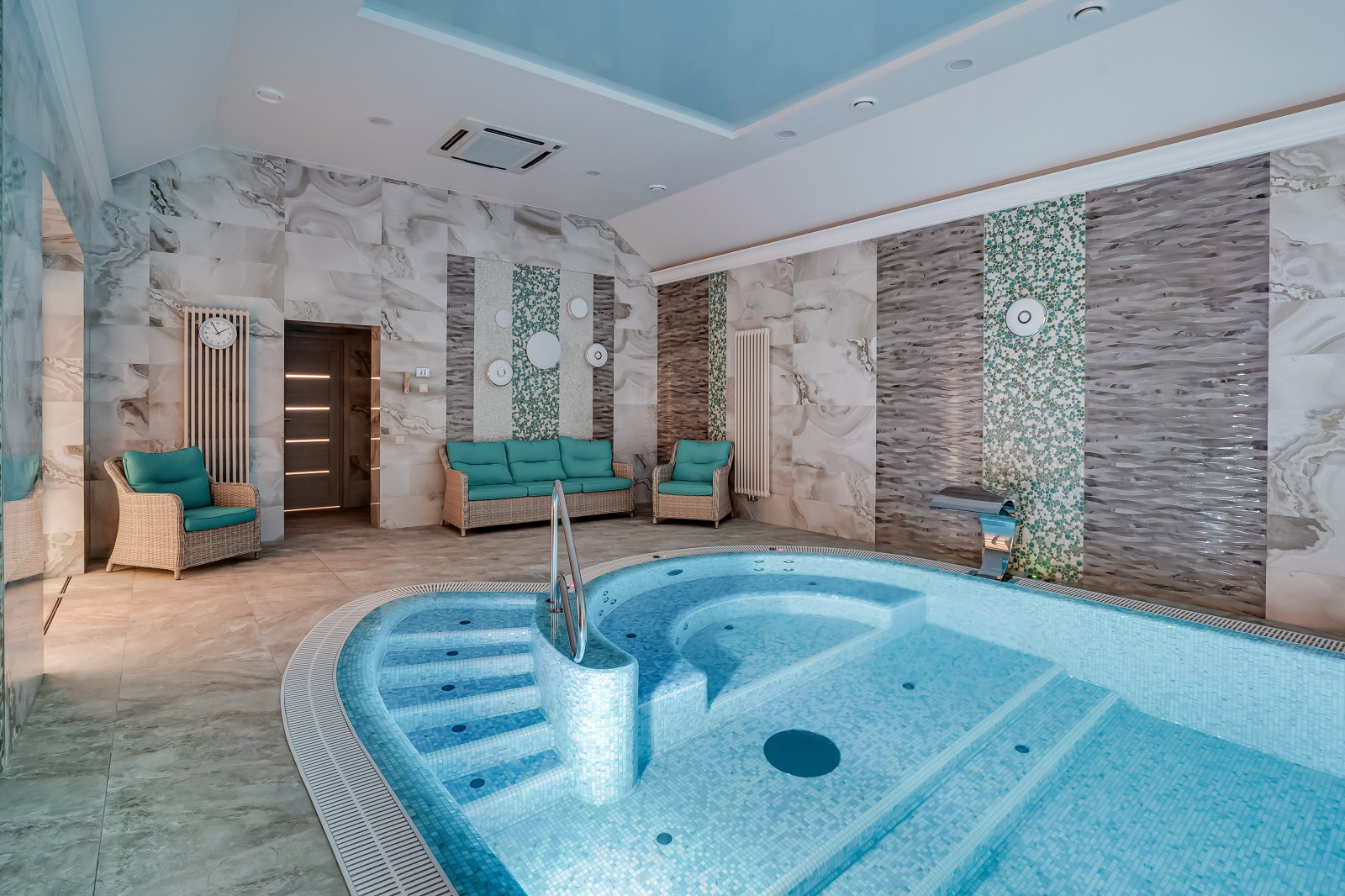 Интерьер с бассейном