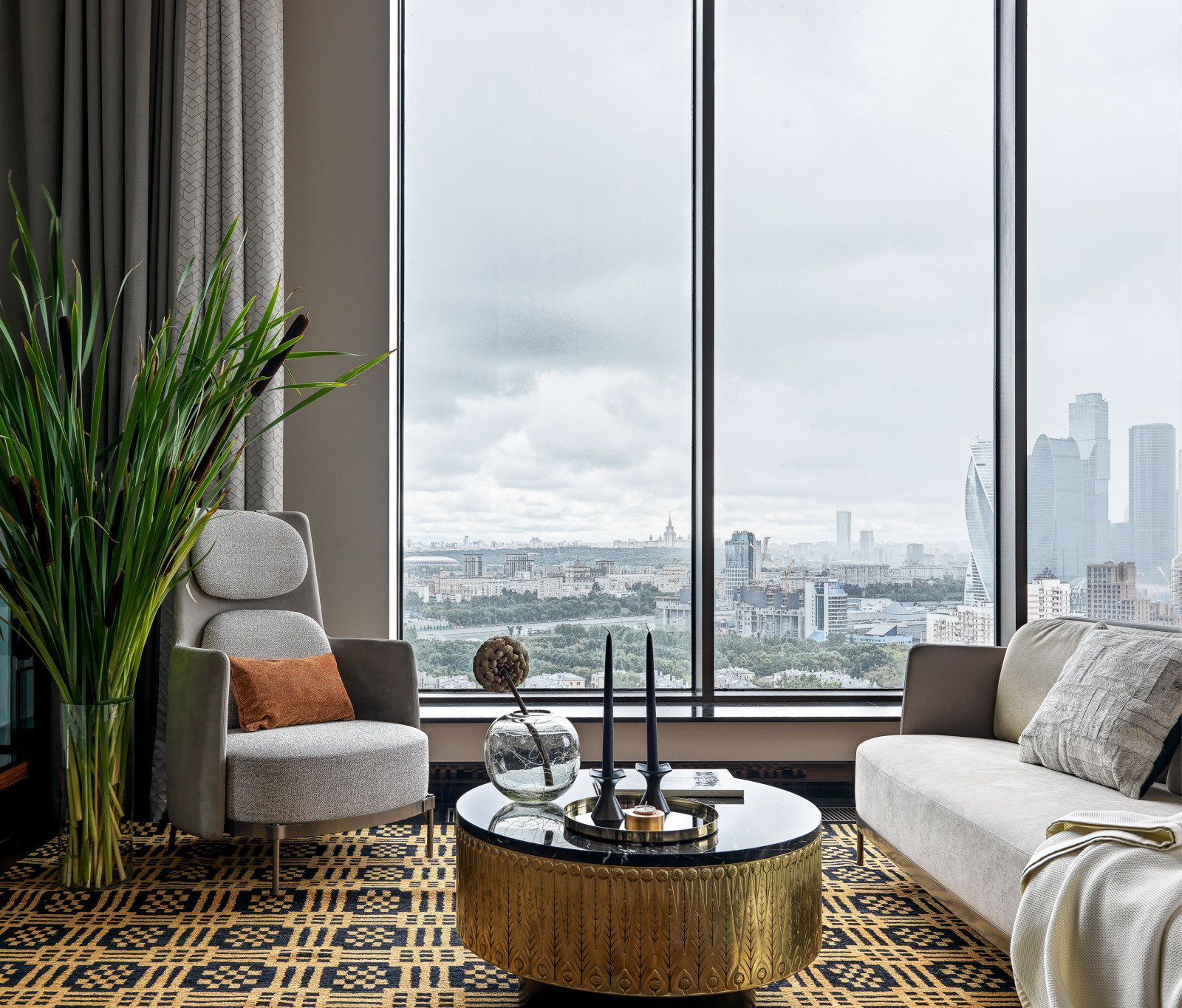 Резиденция Монэ: Огонь–интерьер с видом на Москва-сити