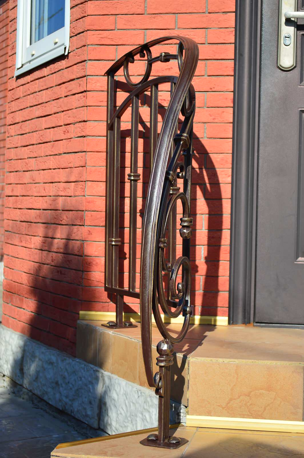 Кованые перила при входе в загородныйдом