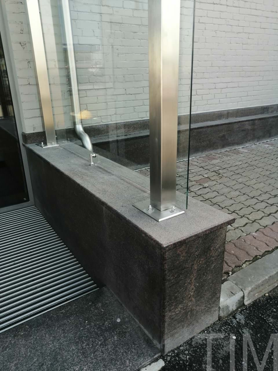 Обложка проекта: Стеклянный козырек на вертикальных опорах