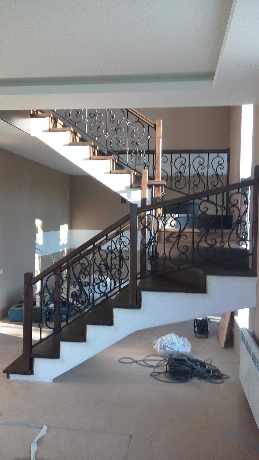 Обложка проекта: Лестница "в темном" с кованым ограждением (облицовка)