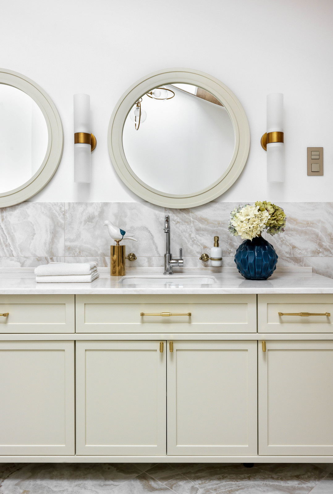 Двухэтажный коттедж в черте Москвы: гостевая ванная