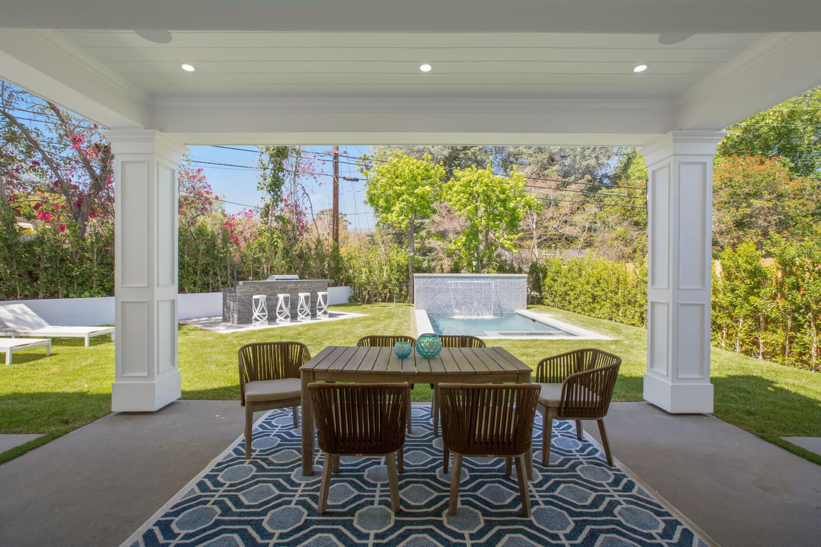 Дом в стиле Кейпкод на  Шерман Оакс