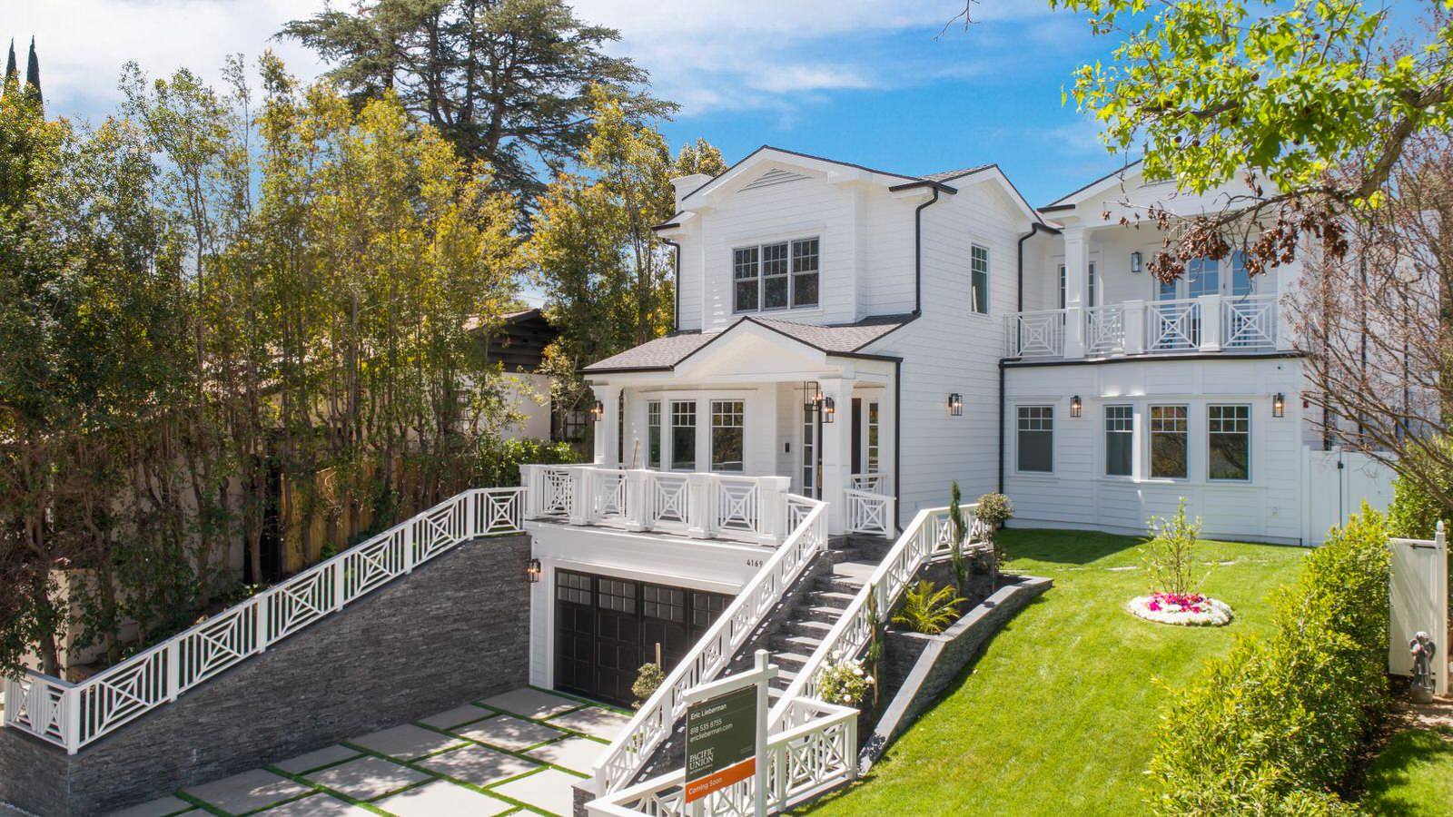 Дом в стиле Кейпкод на  Шерман Оакс