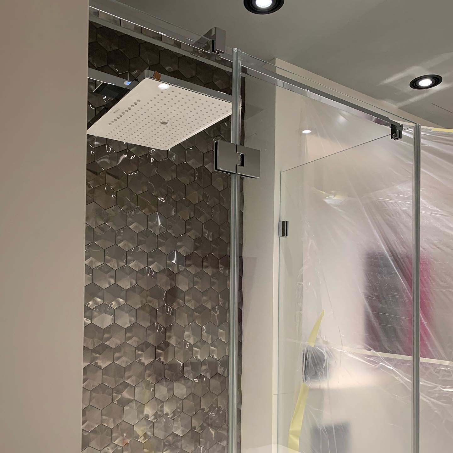 Обложка проекта: Угловая распашная душевая перегородка на немецкой фурнитуре PAULI