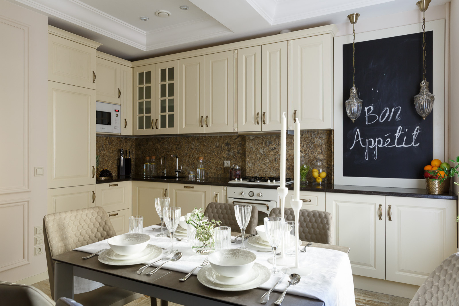 Сервировка стола в петербургской квартире