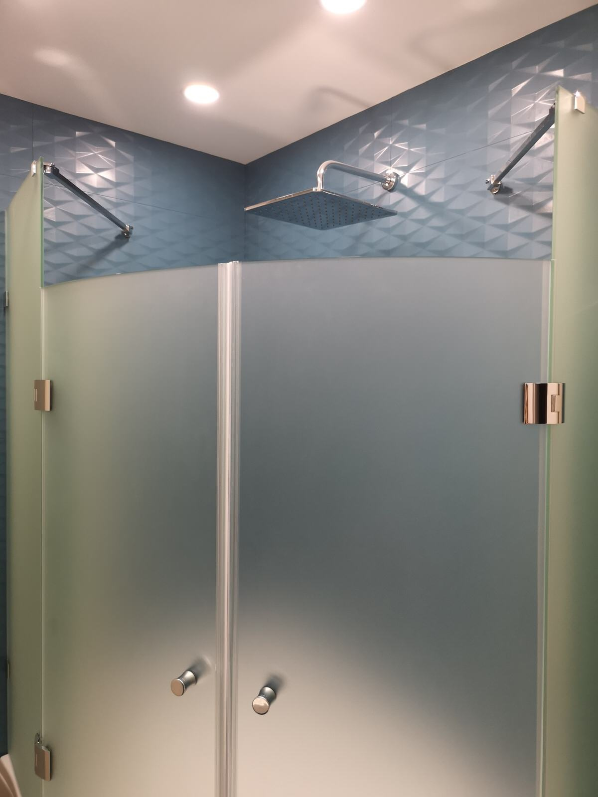 Стеклянная перегородка на ванной