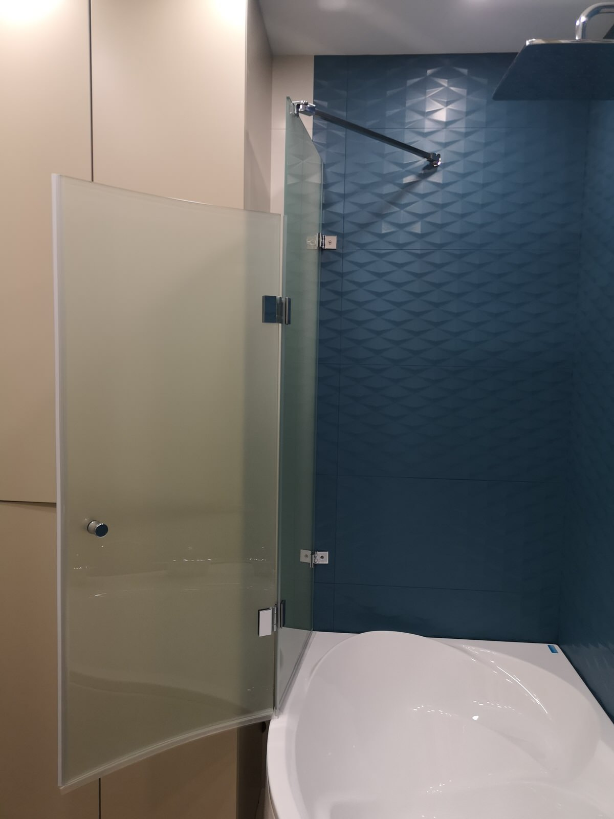 Стеклянная перегородка на ванной