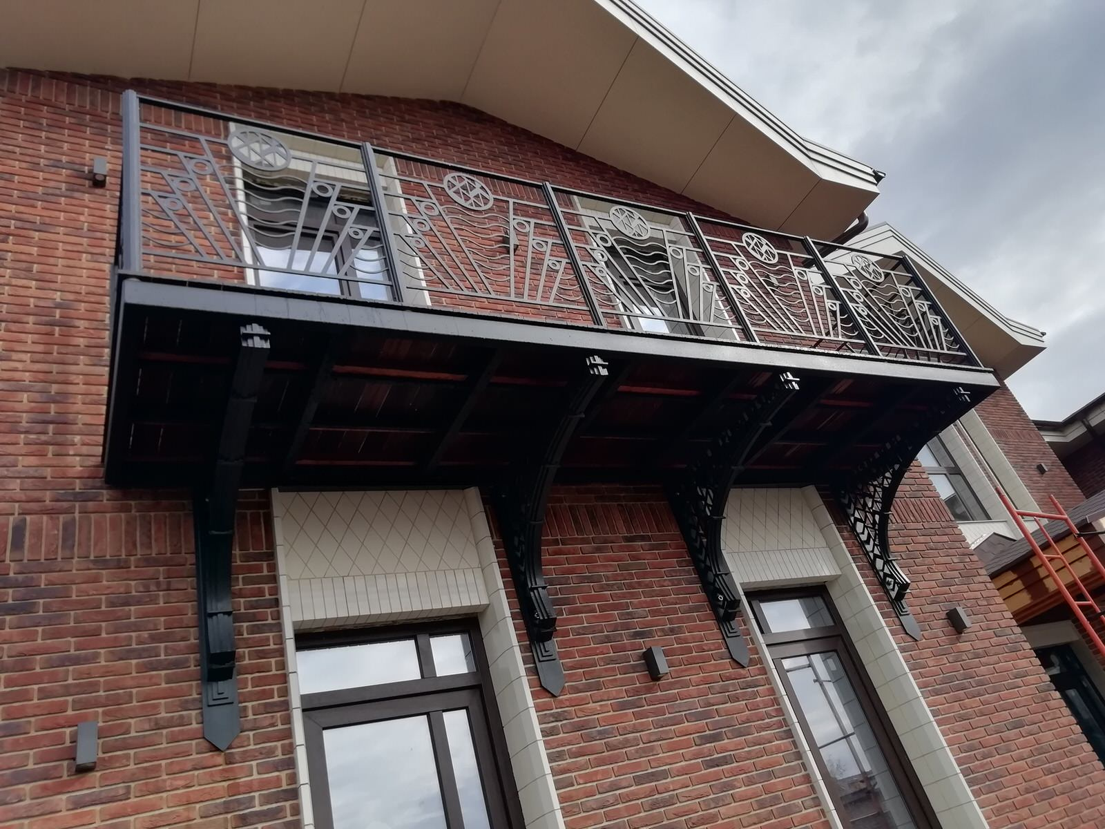 балкон на кронштейнах с ограждением