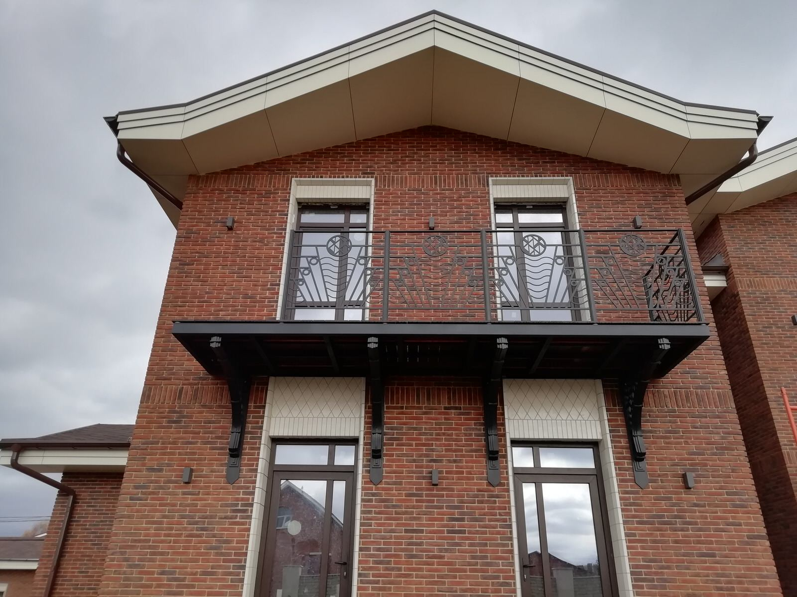 балкон на кронштейнах с ограждением