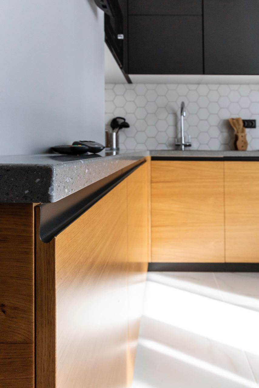 Черная кухня с деревом