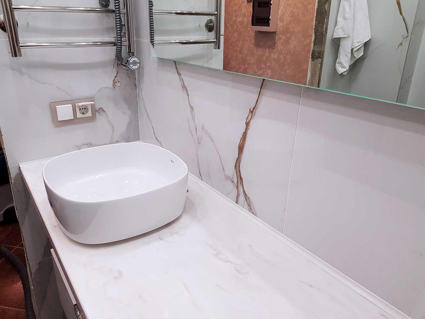 Столешница из искусственного камня Corian Sand Storm для ванной комнаты