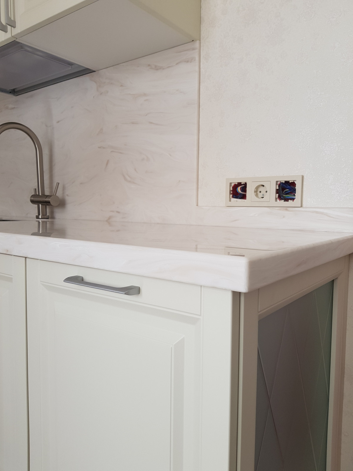 Кухонная столешница с фартуком из искусственного камня Corian Sand Storm
