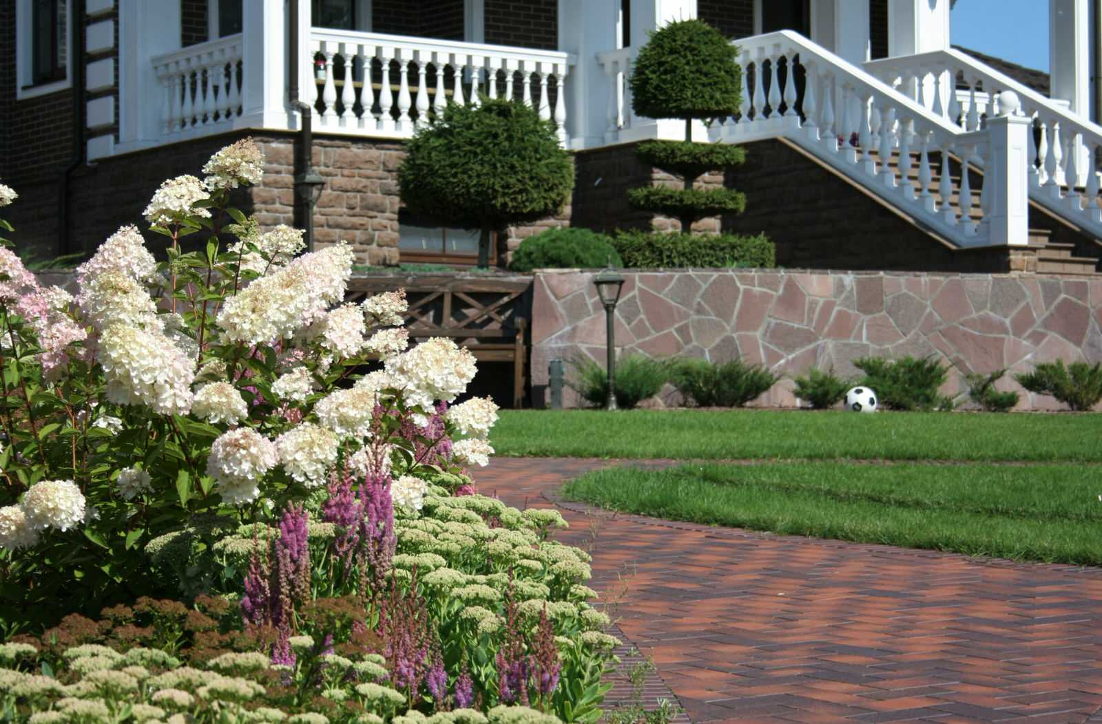 Дизайн участка с уклоном более 7 м.