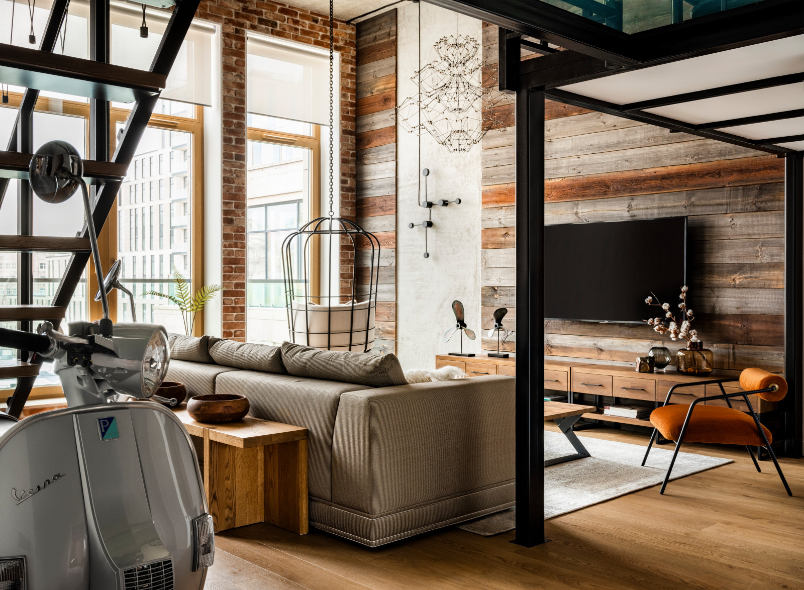 Houzz тур: Лофт в двухэтажной квартире с мопедом под лестницей