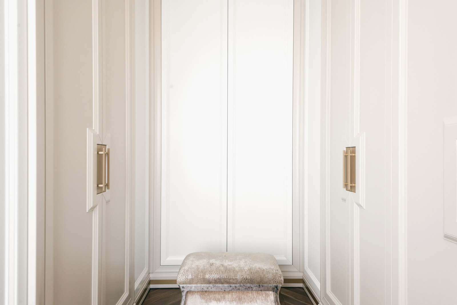 Гардеробная комната с элементами Латуни