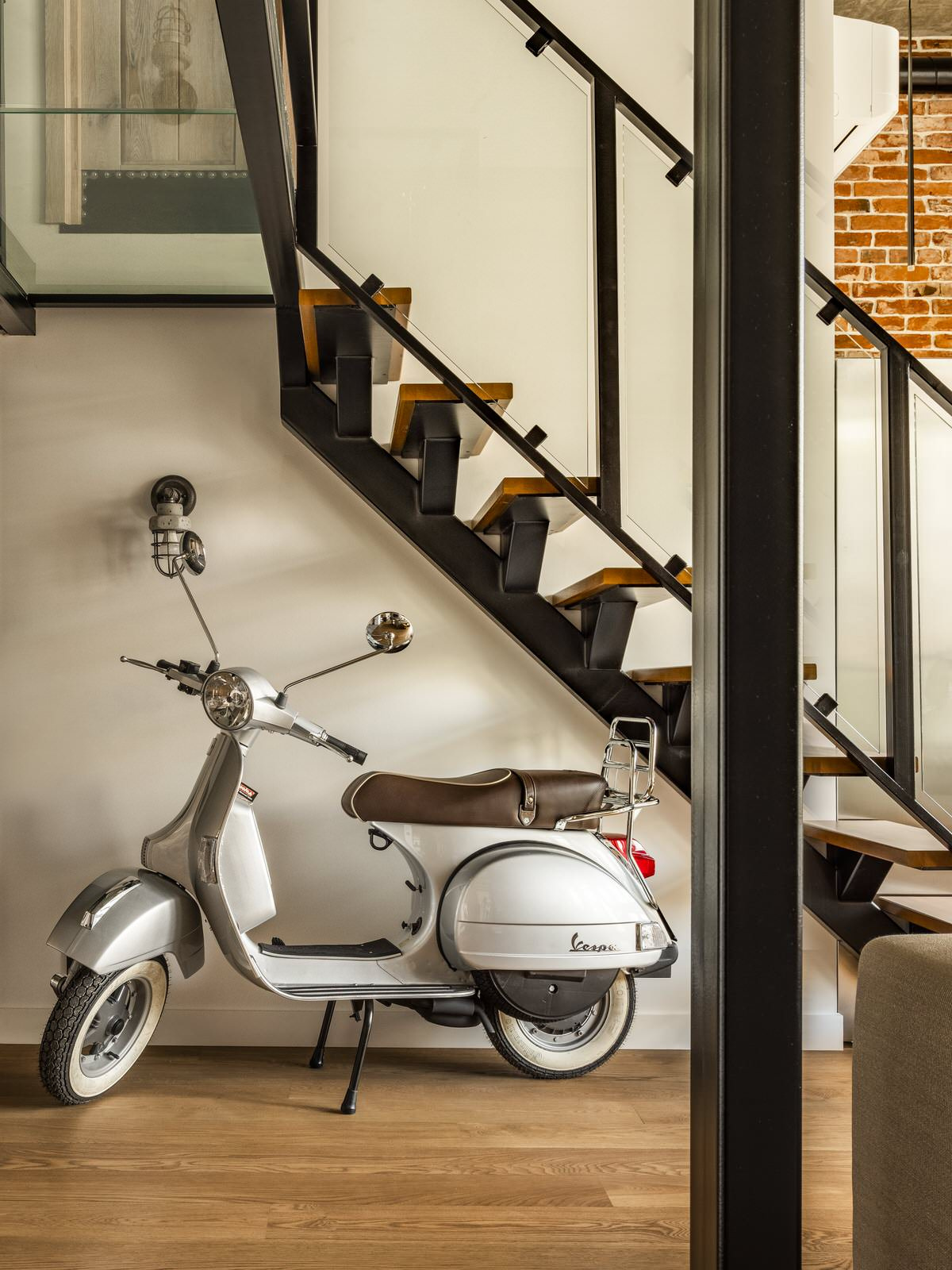 Houzz тур: Лофт в двухэтажной квартире с мопедом под лестницей