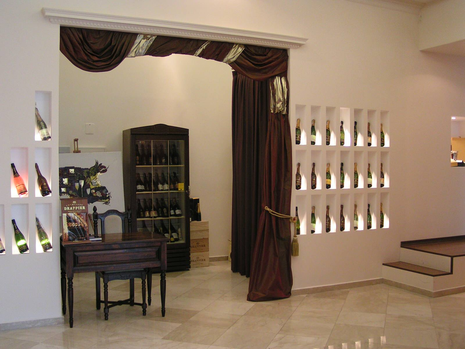“ Shampagne Drappiere Gallery”.
