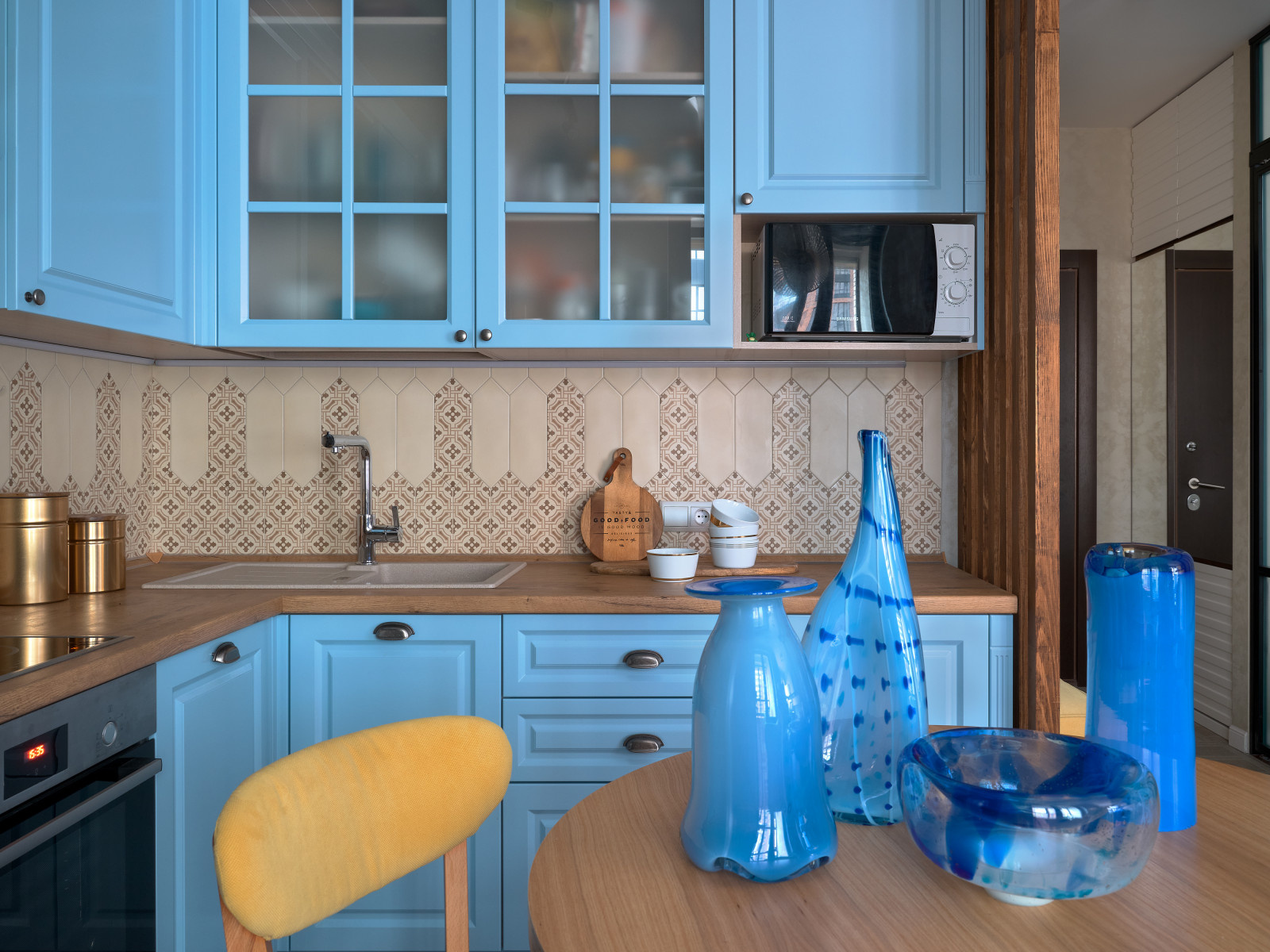 Обложка статьи: Houzz тур: 35 кв.м с панорамным окном из спальни в гостиную