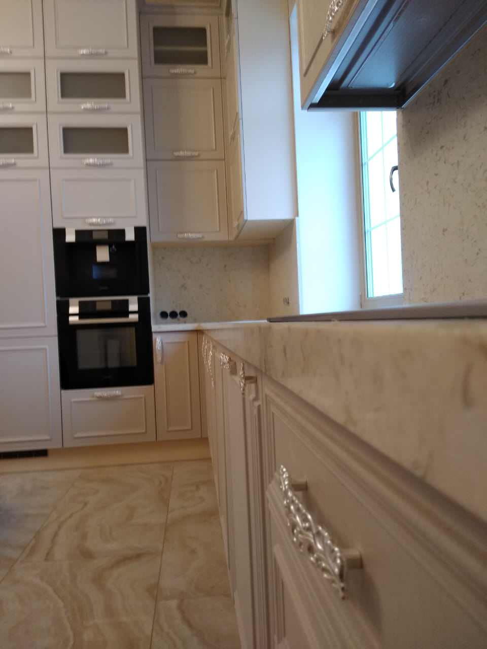 Столешница из кварцевого агломерата Avant  в процессе установки