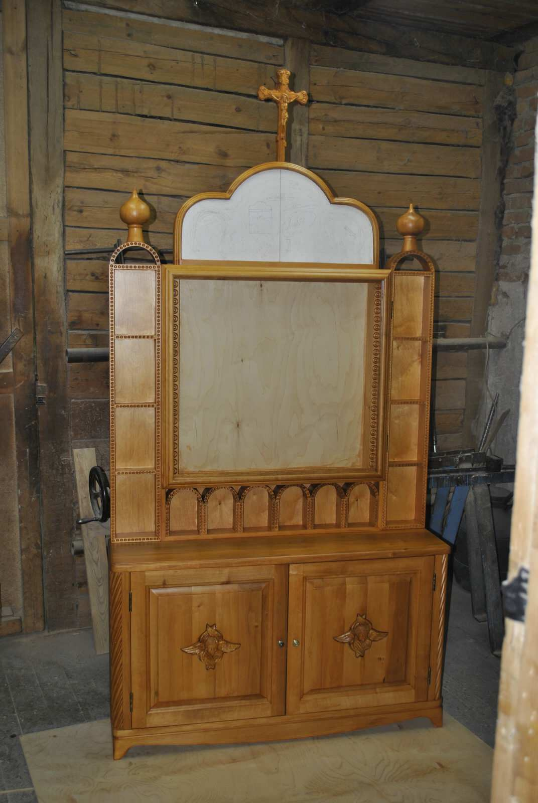 Часы каминные, настольные из древесины, резные ручной работы.