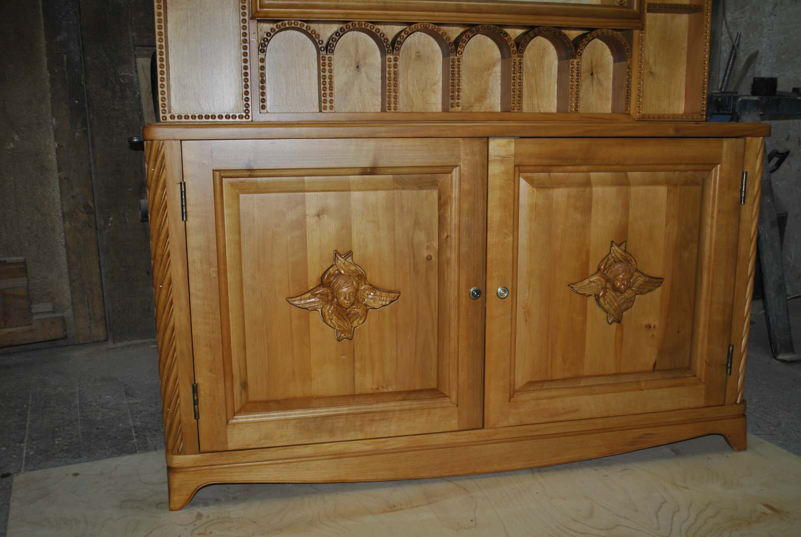 Часы каминные, настольные из древесины, резные ручной работы.