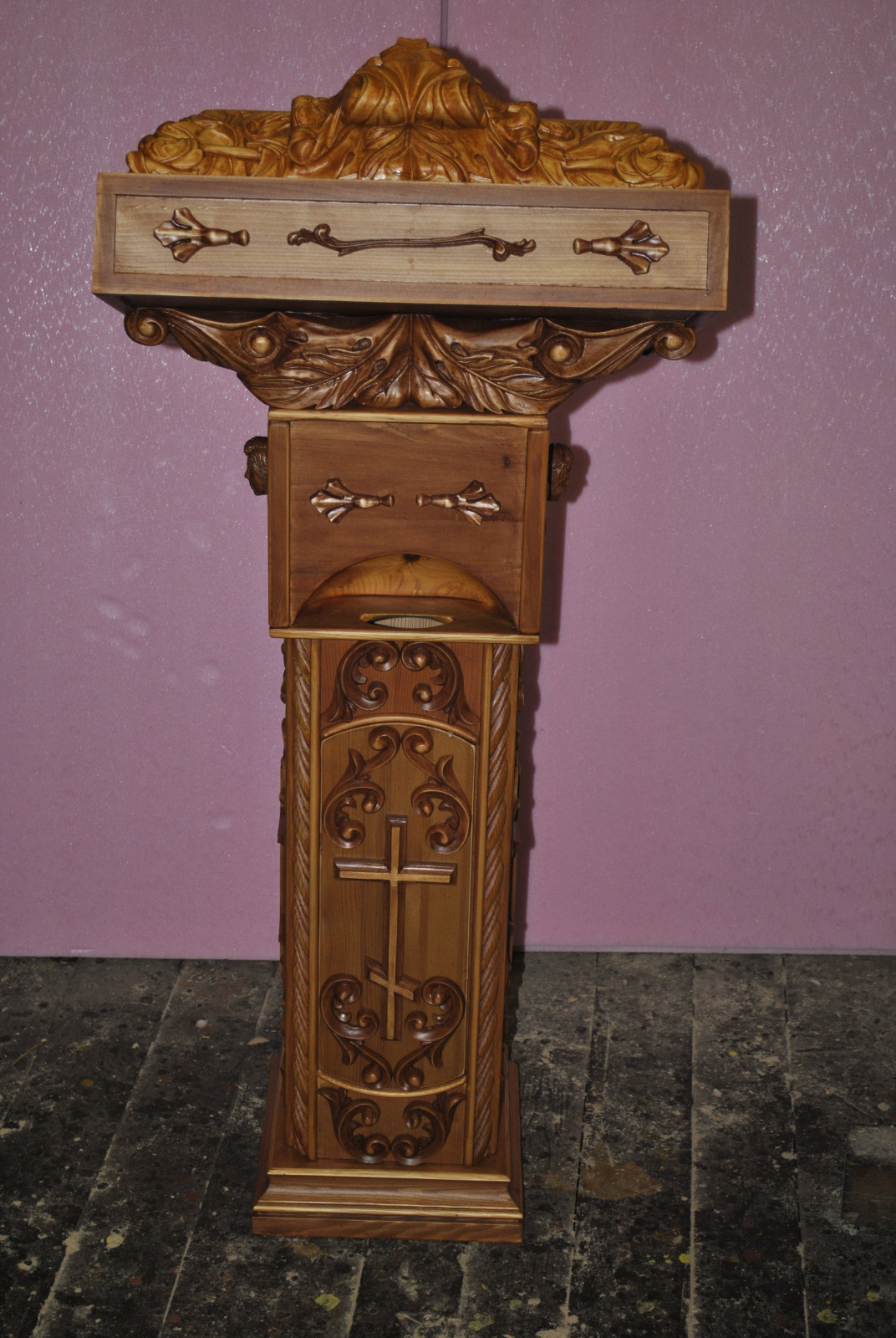 Часы каминные, настольные из древесины, резные ручной работы.