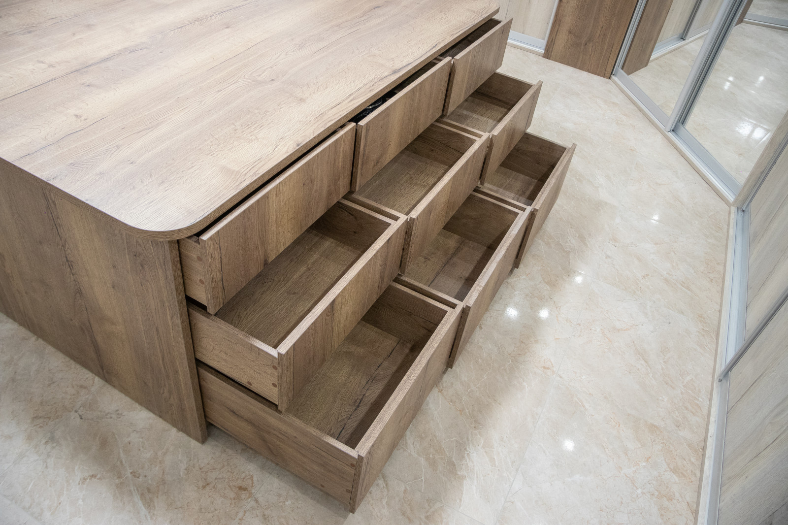 Гардеробная комната на цокольном этаже