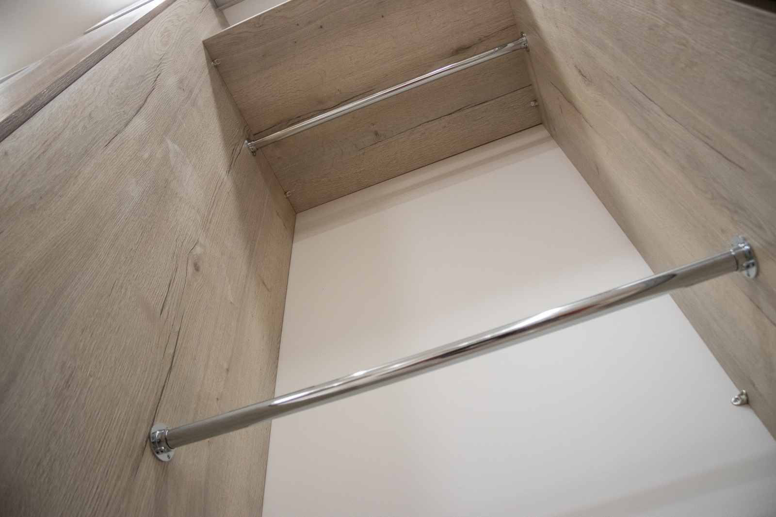 Гардеробная комната на цокольном этаже