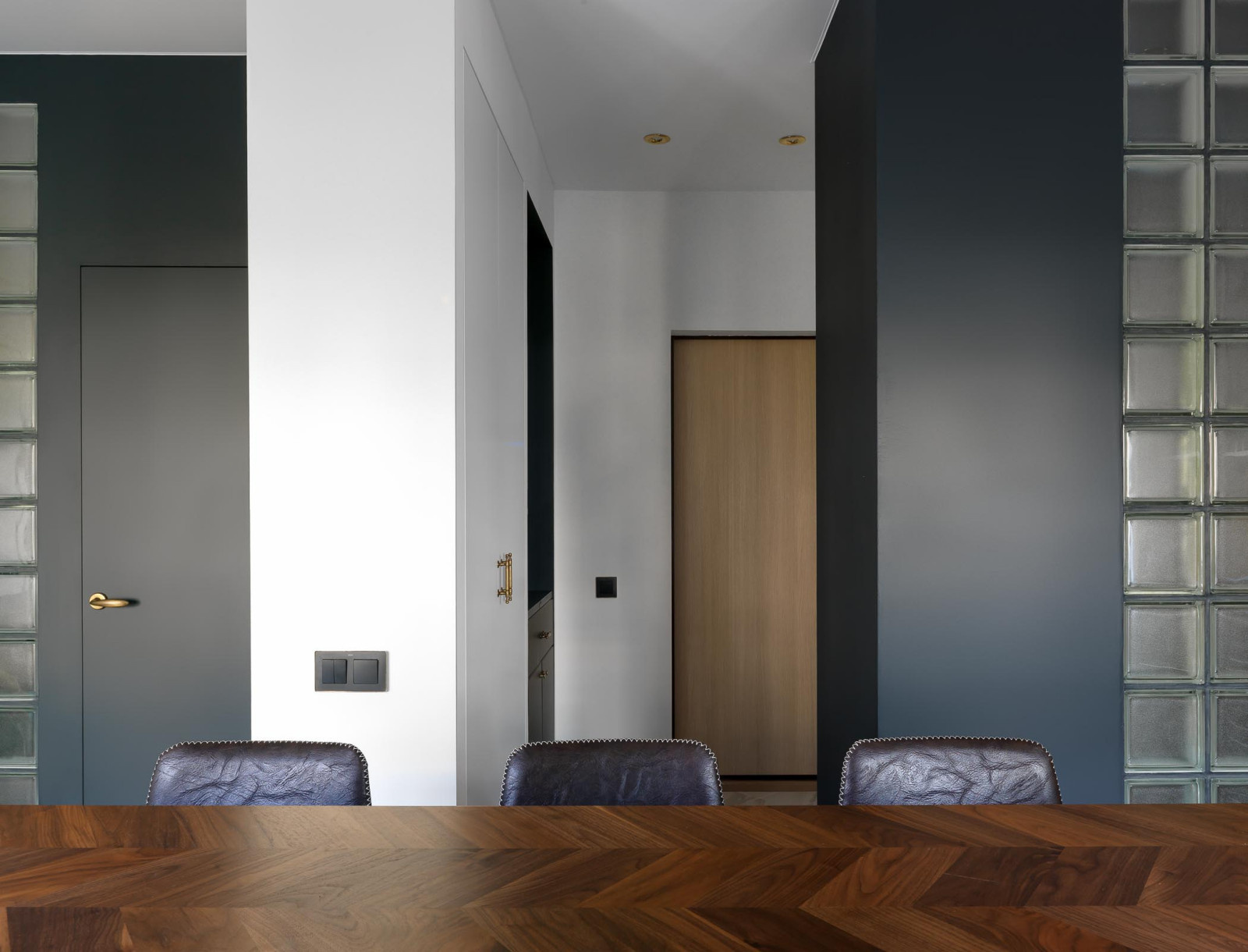 Изумруд и латунь