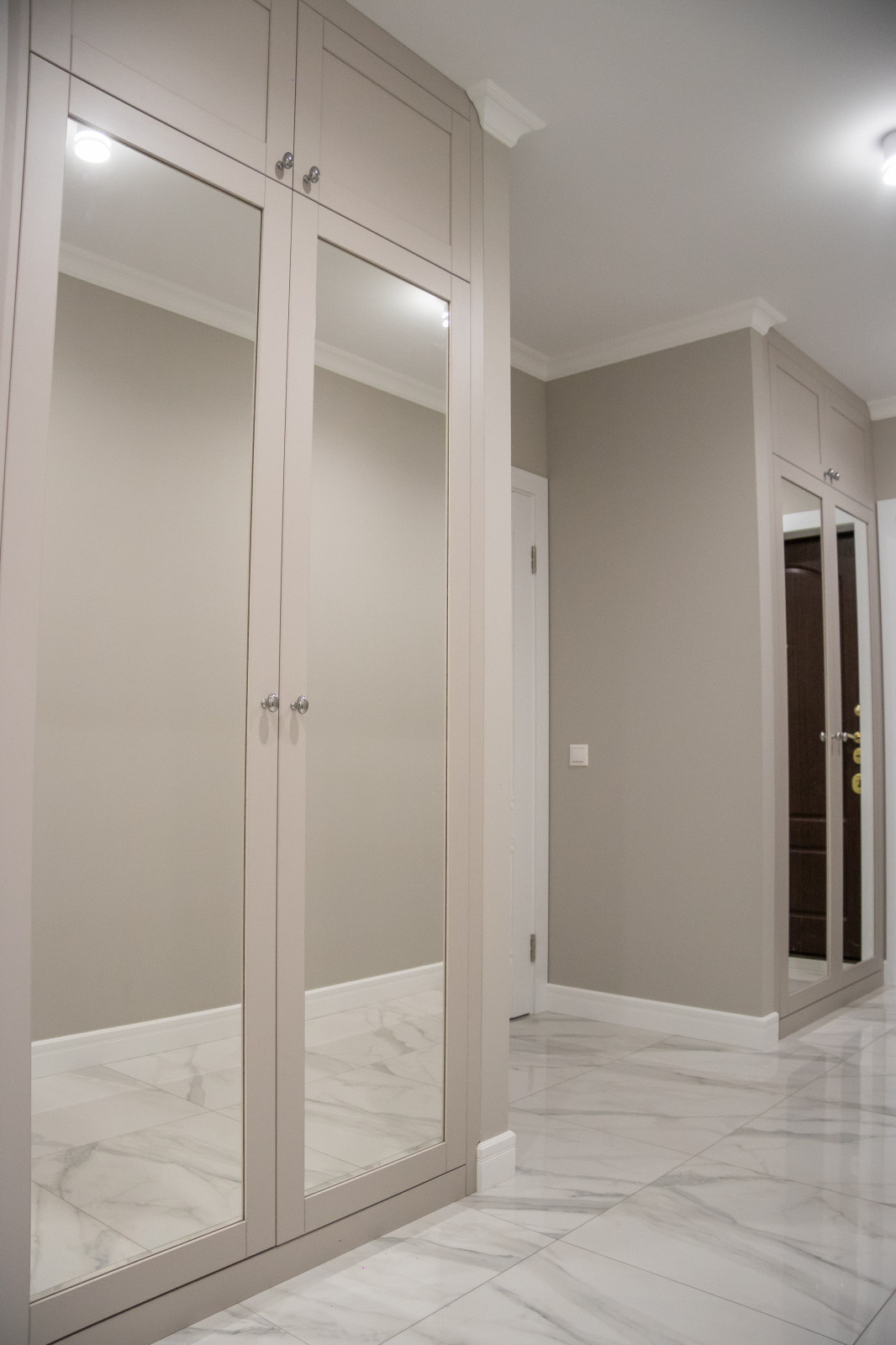 Шкафы (распашные) в прихожую в ниши