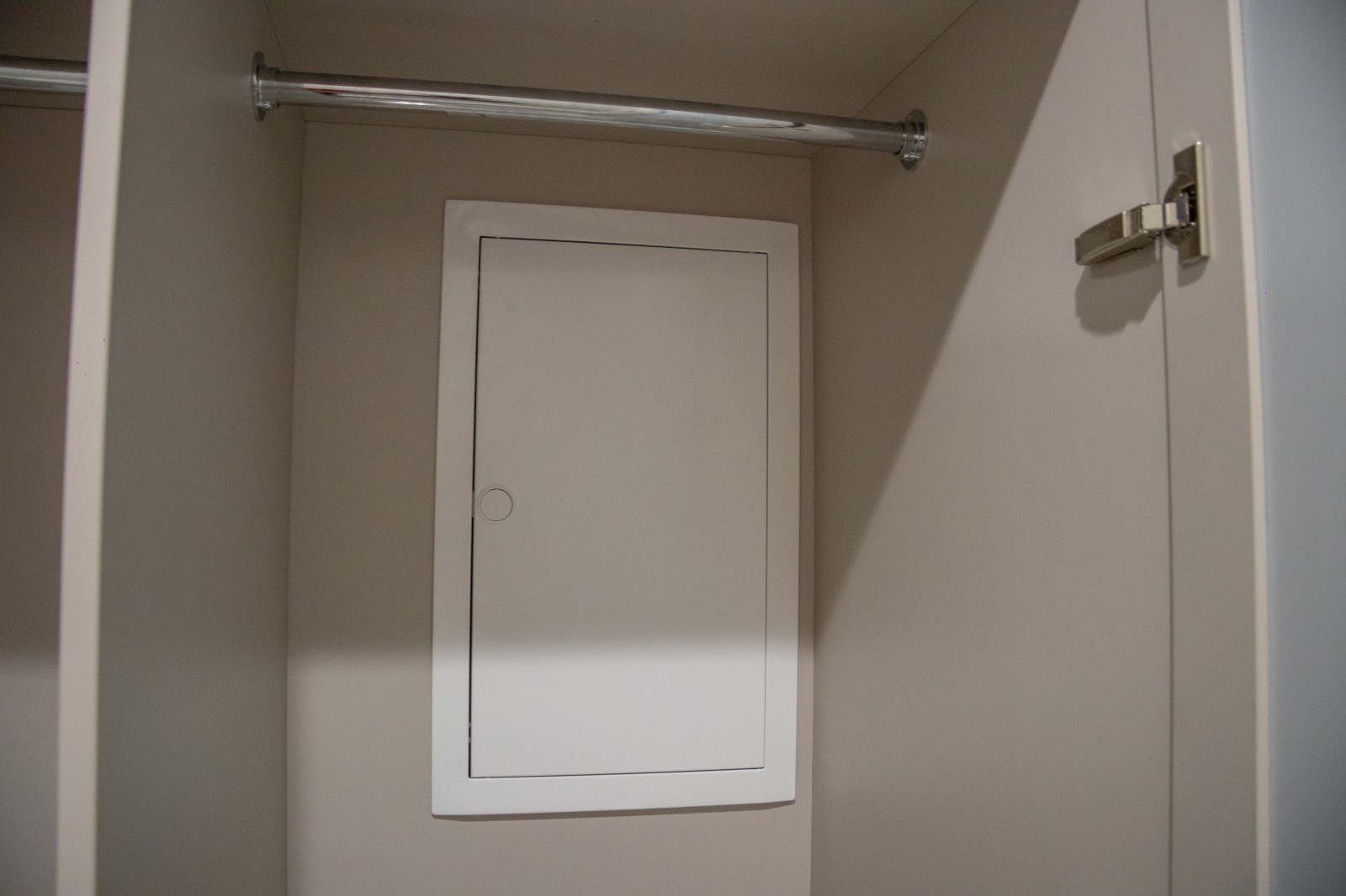 Шкафы (распашные) в прихожую в ниши