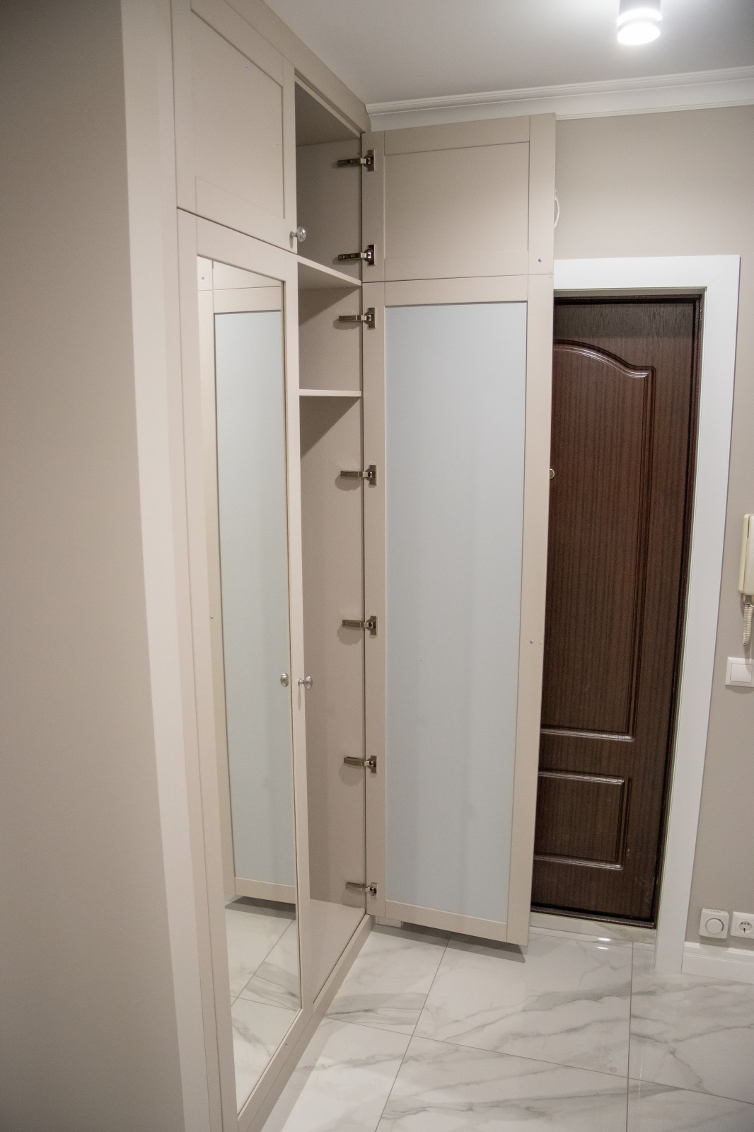 Шкафы (распашные) в прихожую в ниши