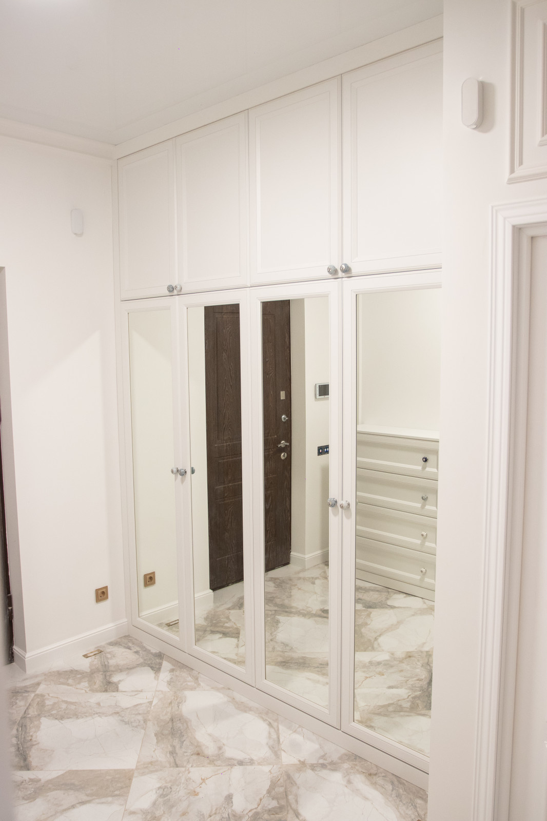 Прихожая в современной классике