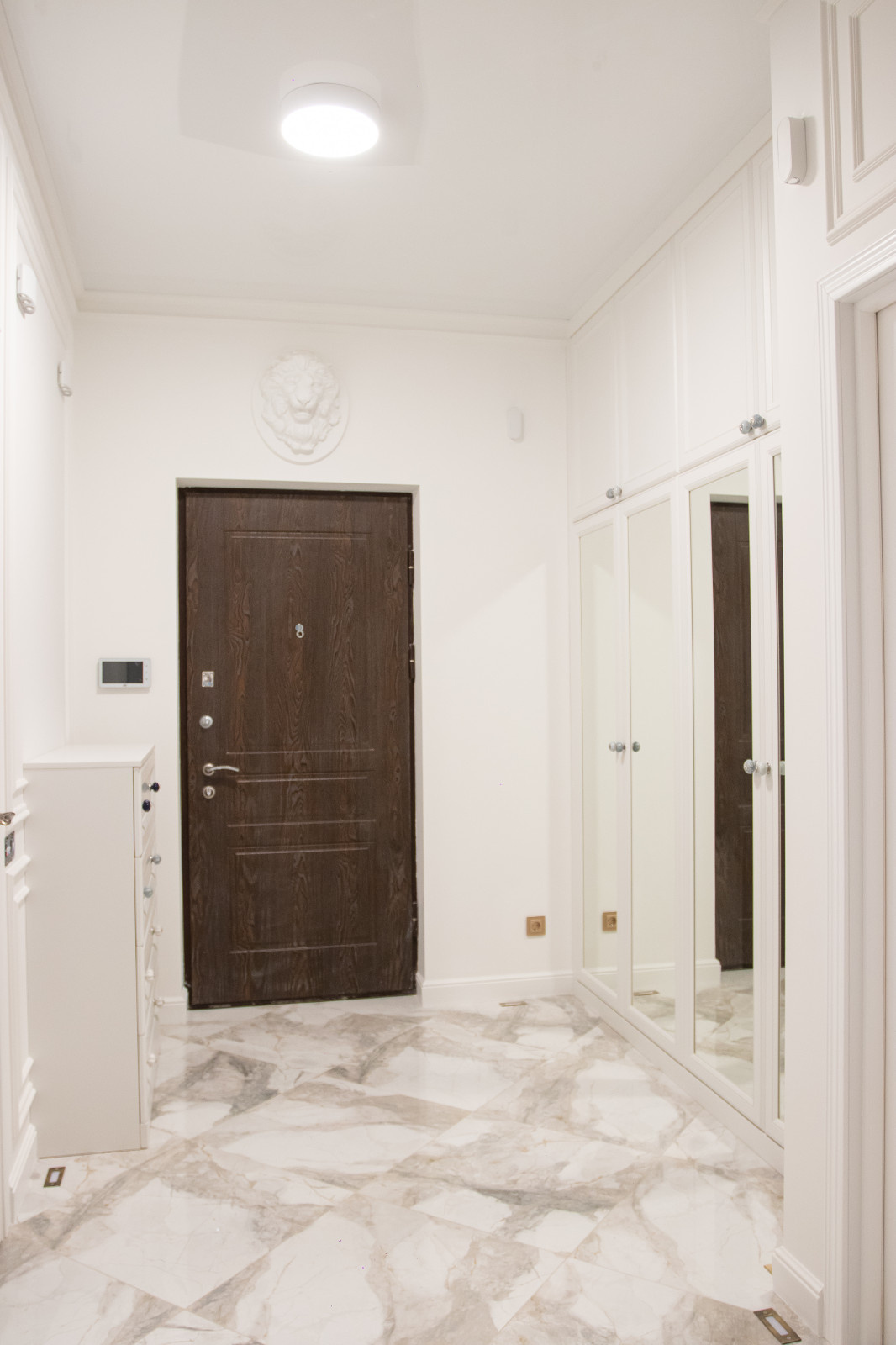 Прихожая в современной классике