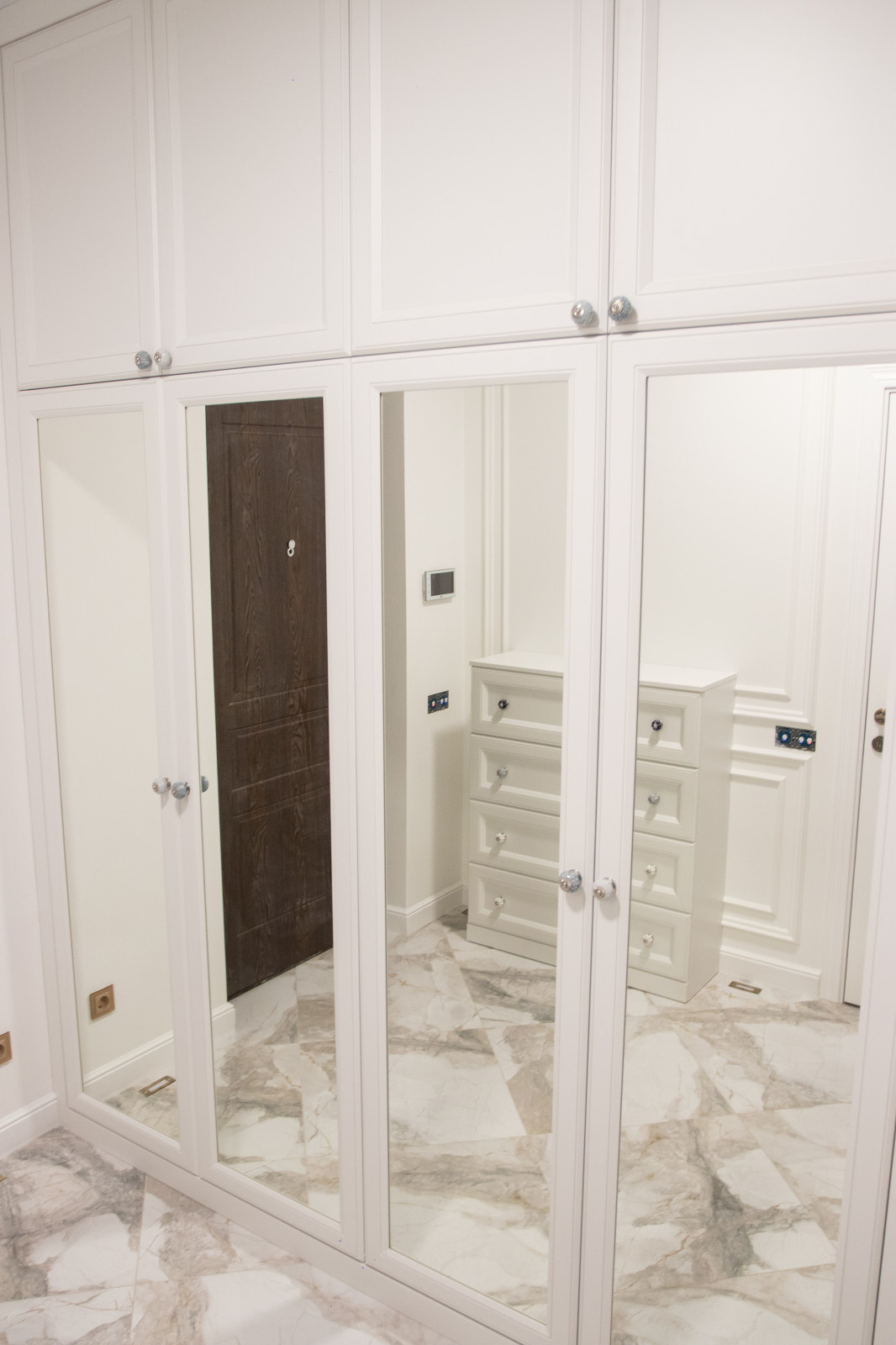 Прихожая в современной классике