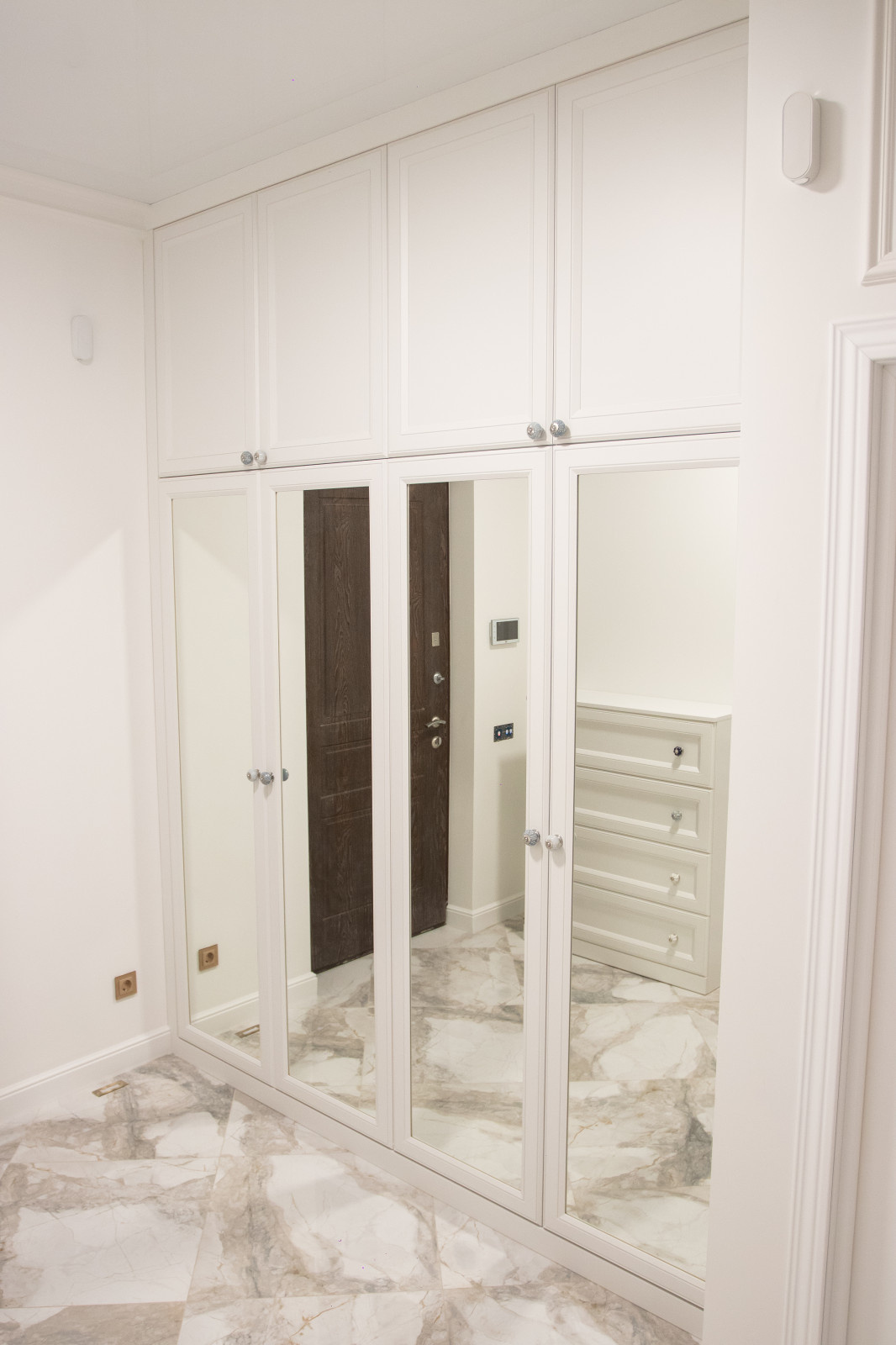 Прихожая в современной классике