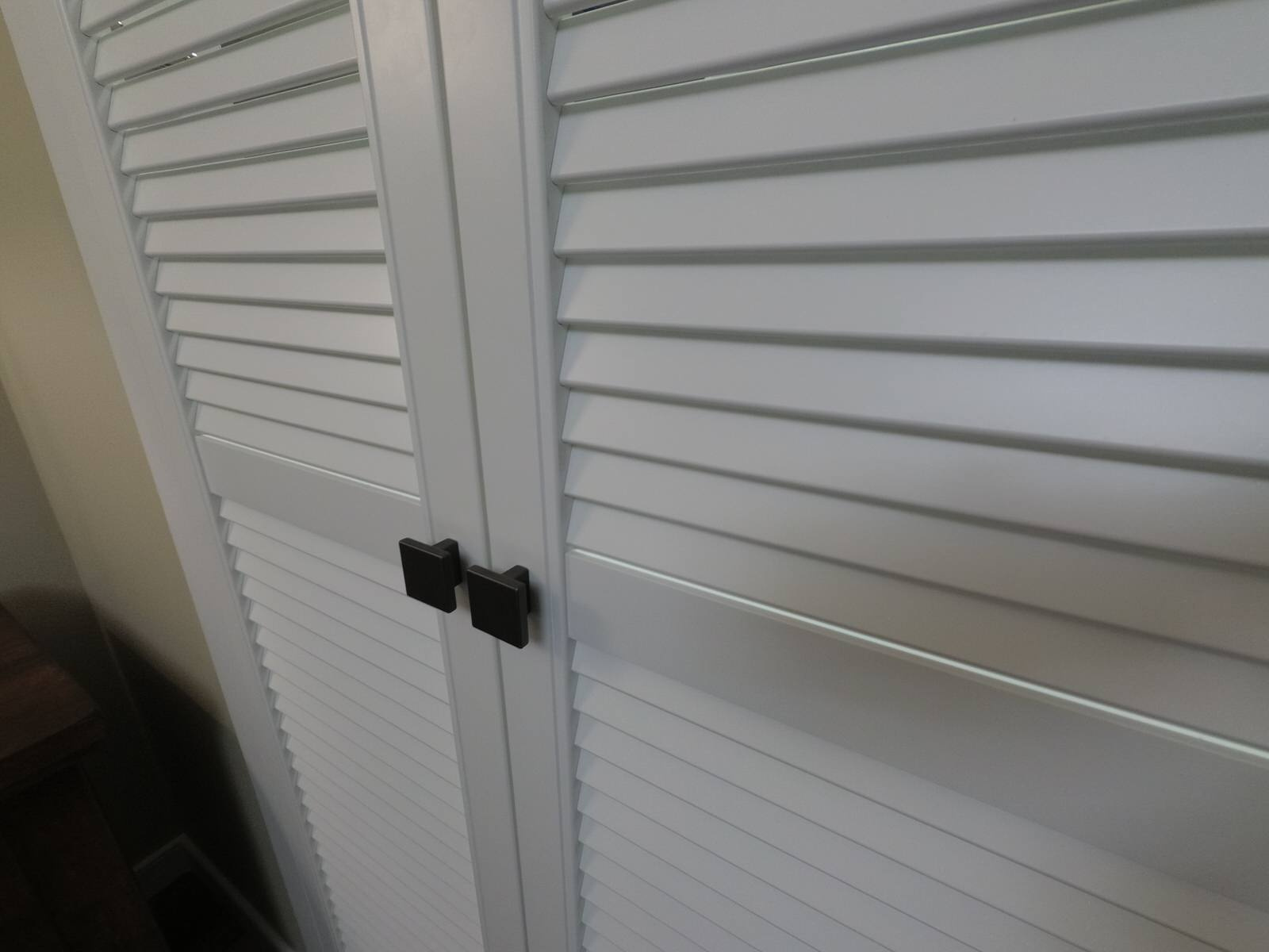 Двери-жалюзи в гардеробной